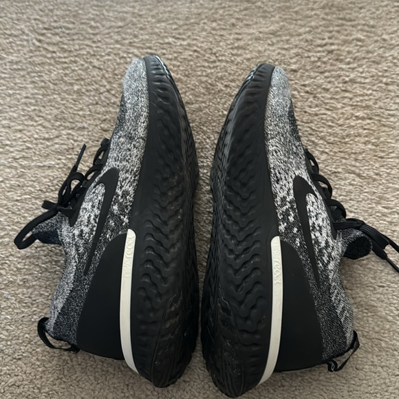 Nike Men’s Epic React Flyknit Oreo Size 8 - Picture 6 of 7